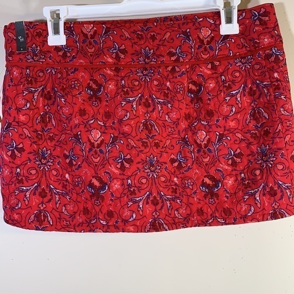 NWT. Abercrombie & Fitch 6 Red Floral Print Quilted Mini Skirt. - Picture 8 of 9